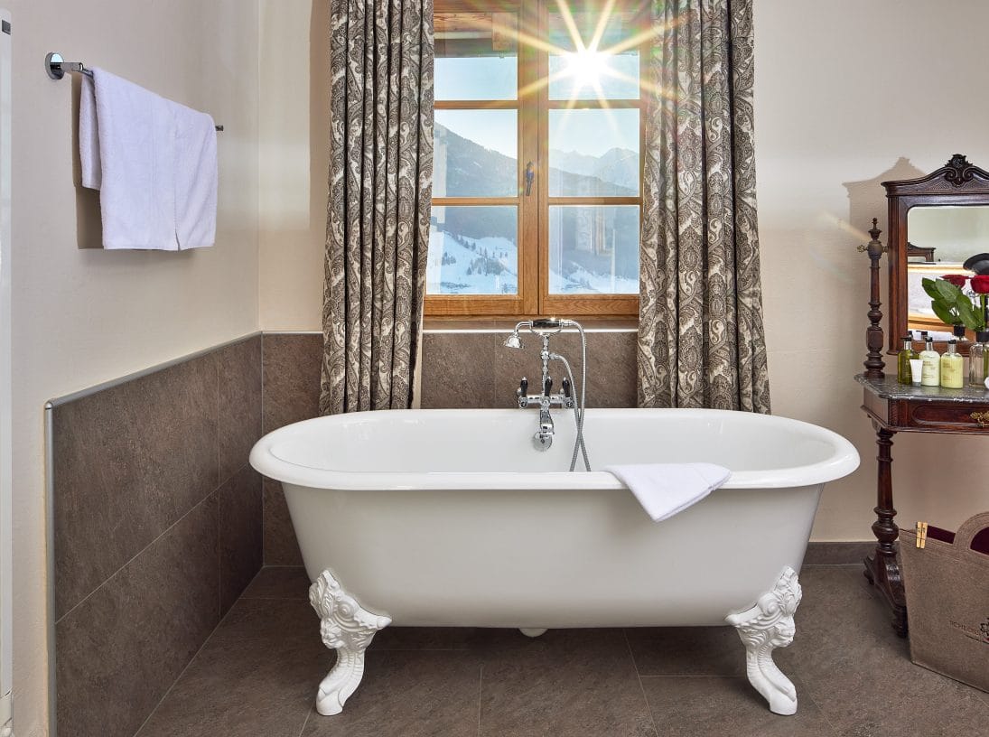 historische Badewanne in einem Zimmer im Hotel Schloss Mittersill