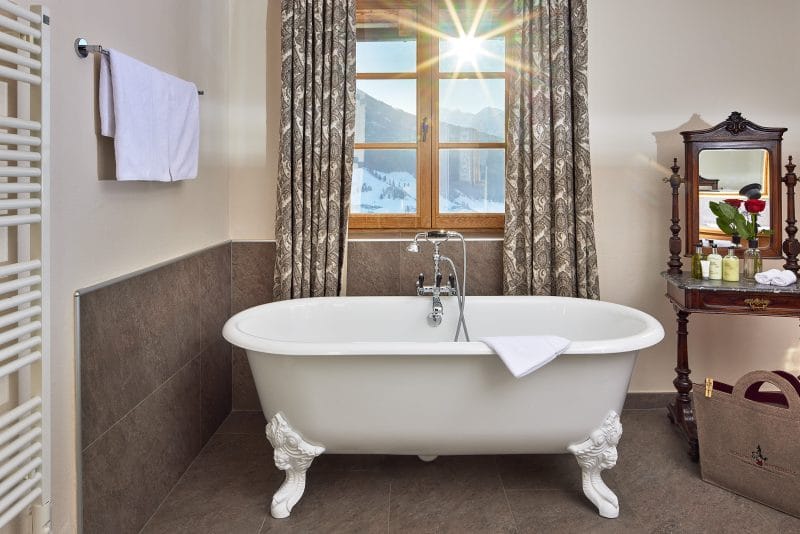 historische Badewanne in einem Zimmer im Hotel Schloss Mittersill