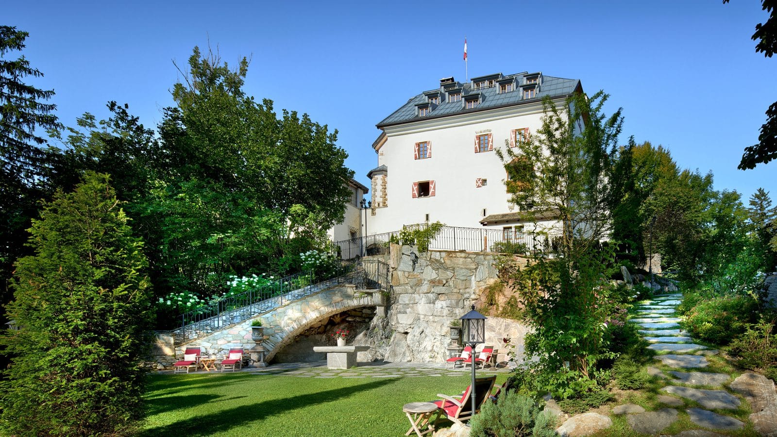 Das Hotel Schloss Mittersill inklusive Gartenanlage