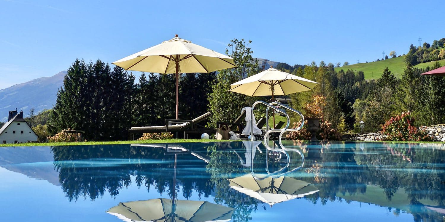 Pool und Garten im Hotel Schloss Mittersill