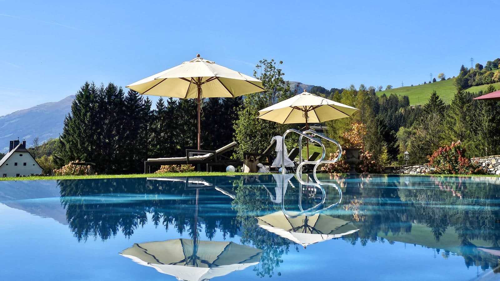 Pool und Garten im Hotel Schloss Mittersill