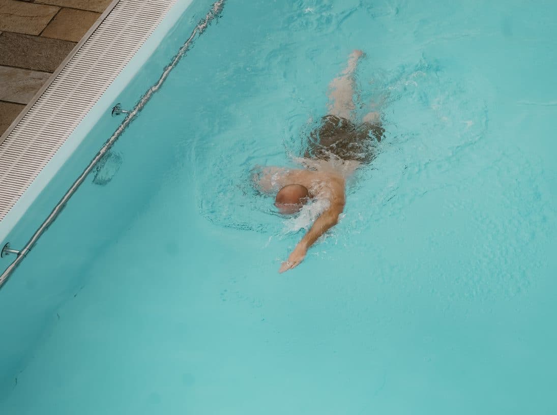 Schwimmen im Pool von Hotel Schloss Mittersill