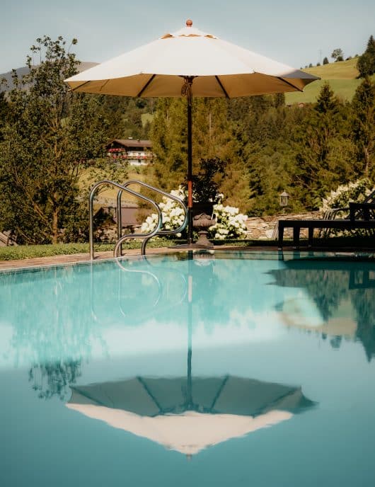 Der Pool im Sommer im Hotel Schloss Mittersill