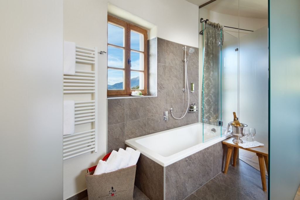 Hotelzimmer in Mittersill mit Badezimmer mit Badewanne und Dusche