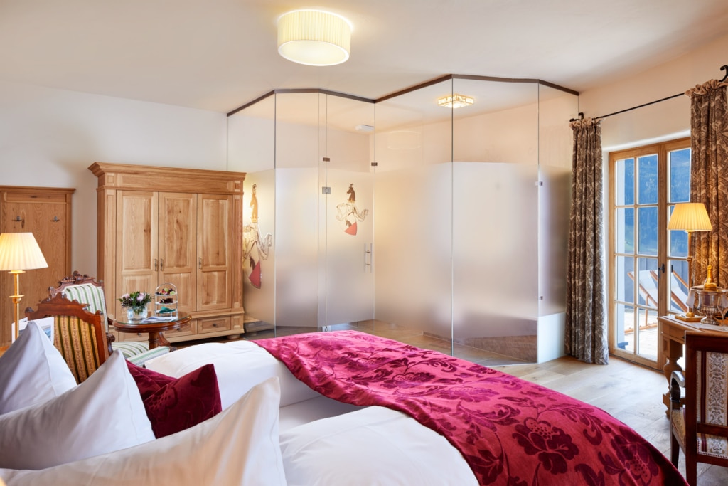 Hotelzimmer in Mittersill mit Doppelbett, Balkon und Badezimmer