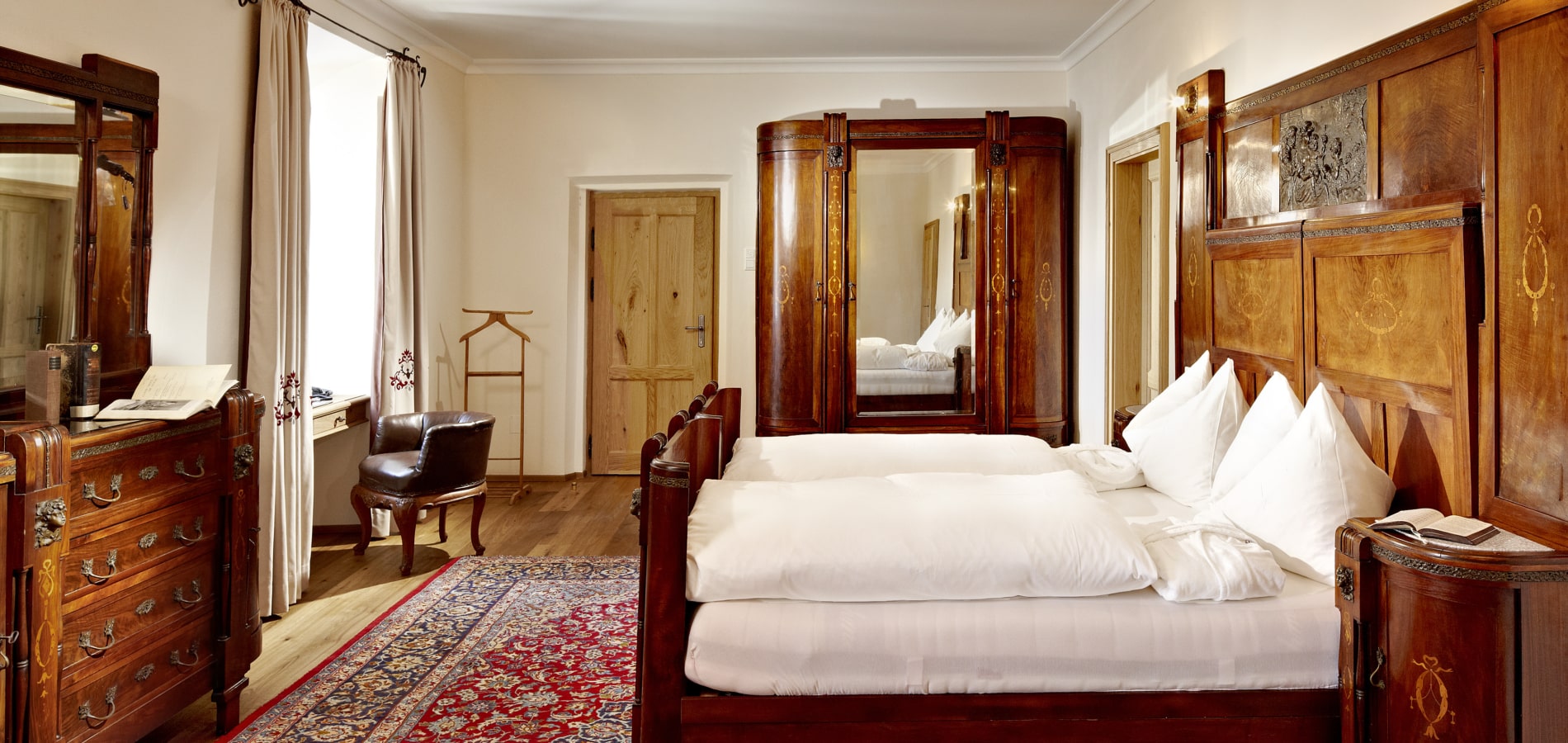 Schlafzimmer der Turmsuite mit Bett und historischer Einrichtung