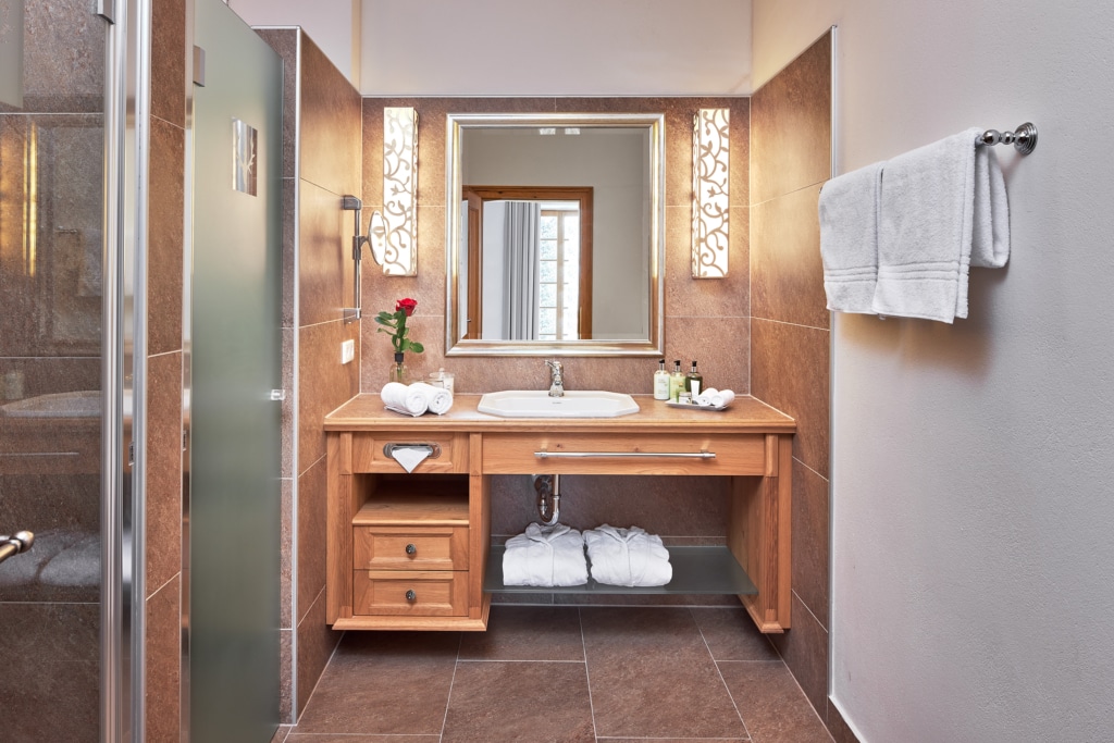 Großzügiges Badezimmer in der Turmsuite im Hotel Schloss Mittersill