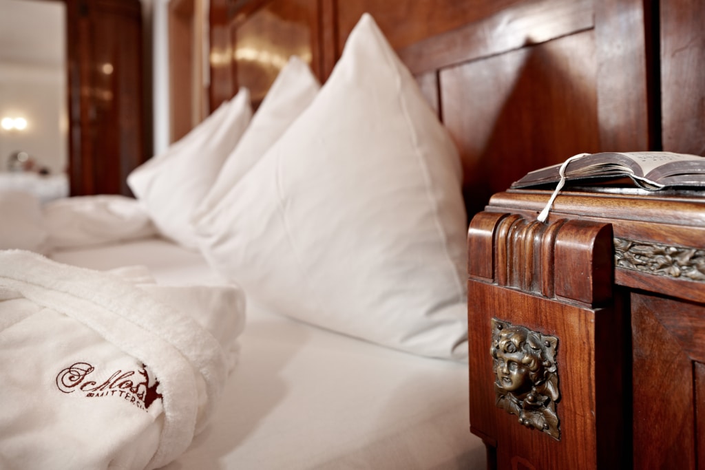 Bettdetail der Turmsuite im Hotel Schloss Mittersill mit eleganter Ausstattung und wohnlicher Atmosphäre