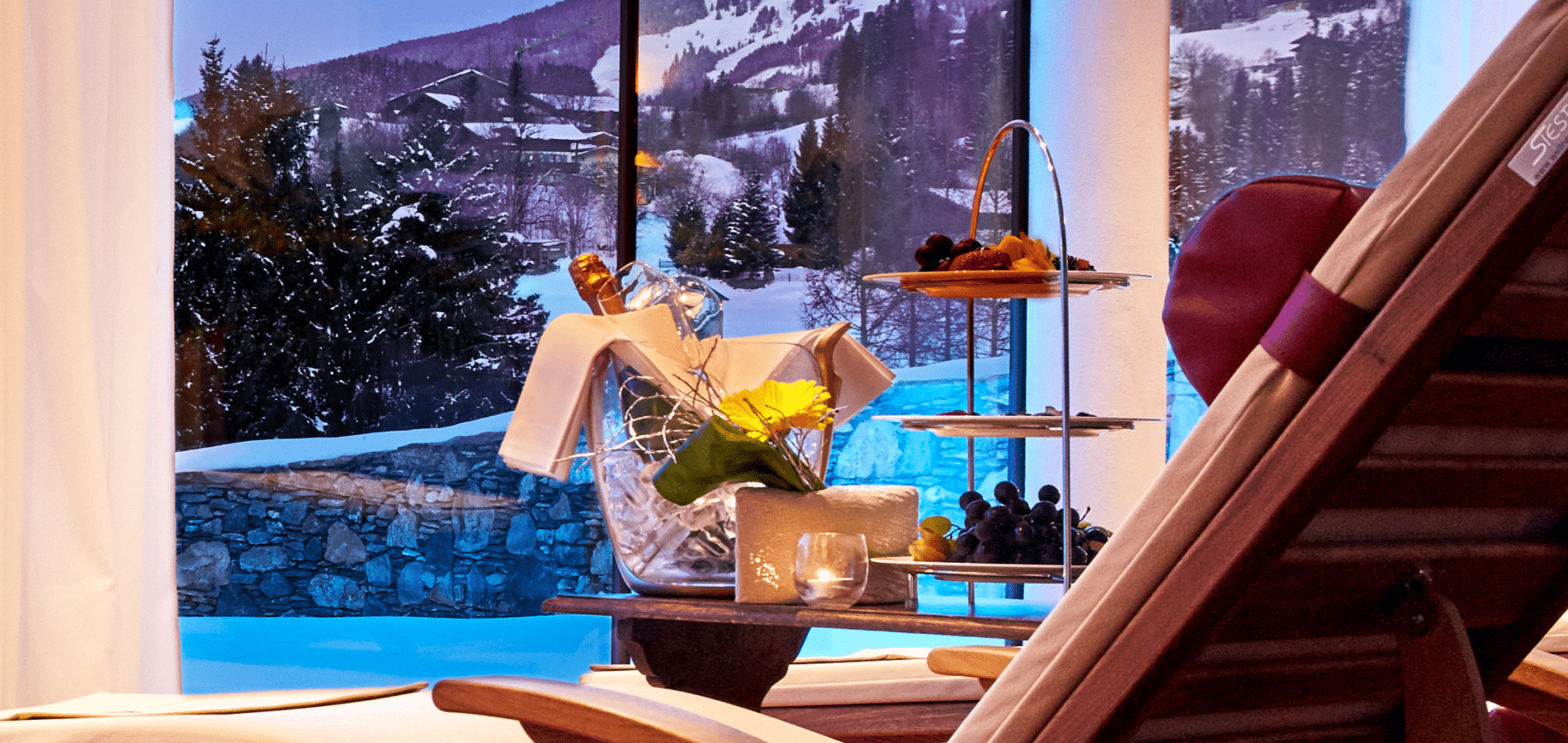 Panoramafenster im Ruheraum mit Aussicht auf die winterliche Bergwelt des Pinzgaus